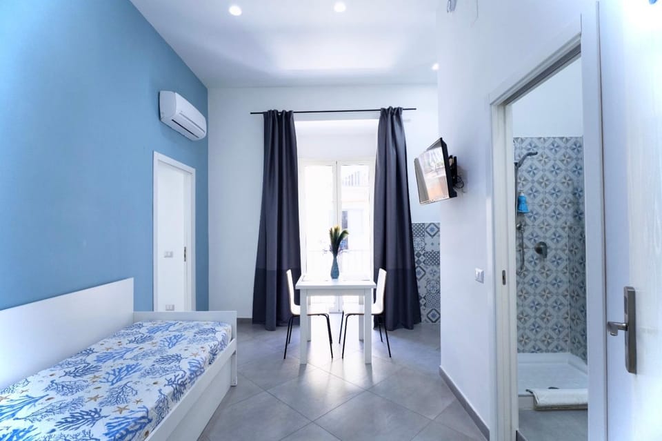 Bed, TV and multimedia, Photo of the whole room, Dining area, air conditioner