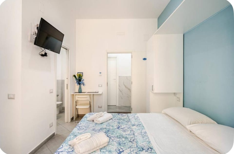 Bed, TV and multimedia, Photo of the whole room, Bedroom, towels, wardrobe