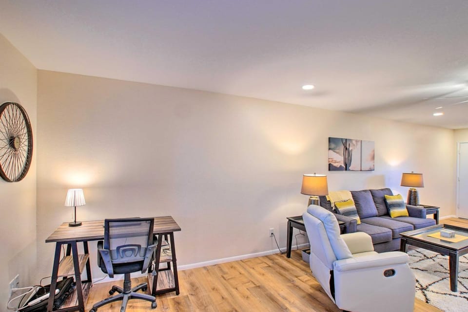 Golf Course & Mtn Views: Paradise Valley Condo! House in Phoenix