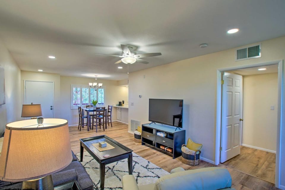 Golf Course & Mtn Views: Paradise Valley Condo! House in Phoenix