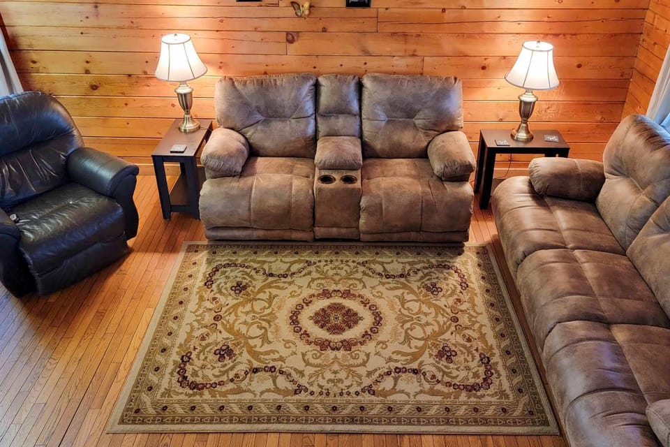 Rustic Cabin w/ Screened Deck: 8 Mi to Dollywood Cabin in Sevierville