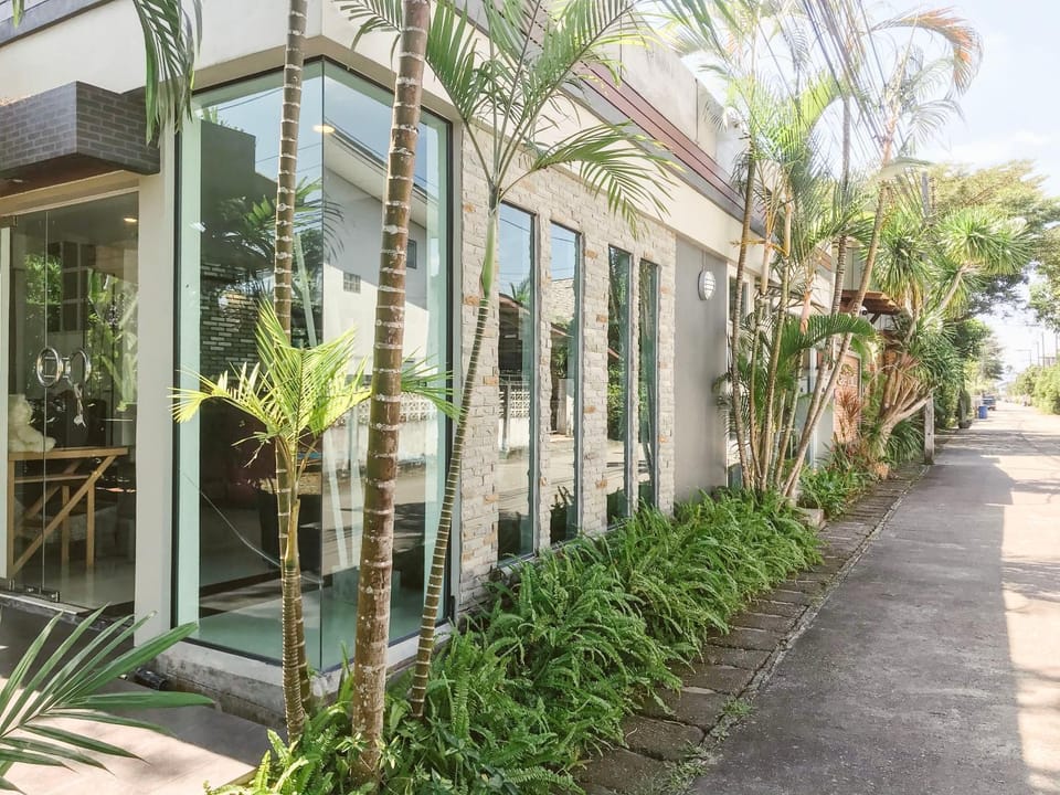 Property building, Facade/entrance, Area and facilities