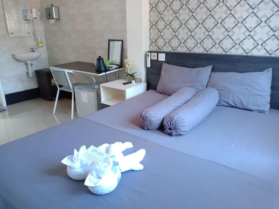 Bed, Bedroom, towels