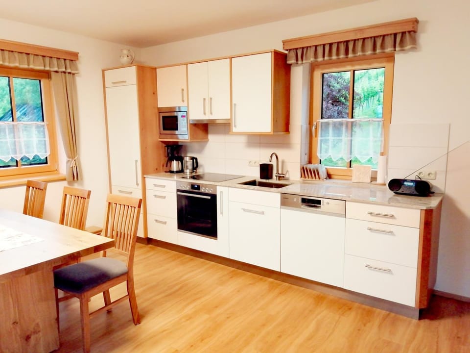 Kitchen or kitchenette, Dining area, Communal kitchen