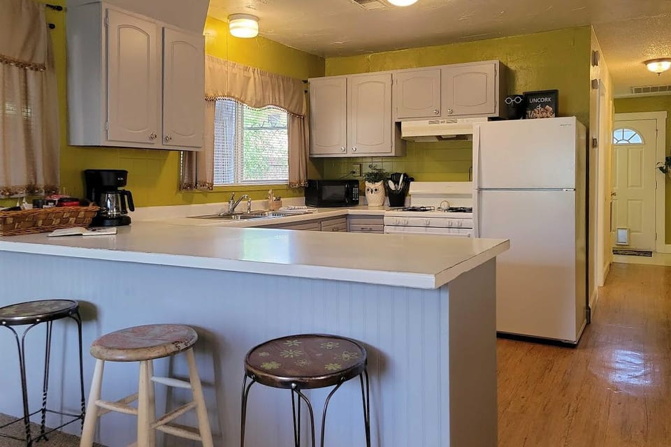 Quaint & Cozy Cottage: 3 Mi to Palisade Wineries! House in Colorado