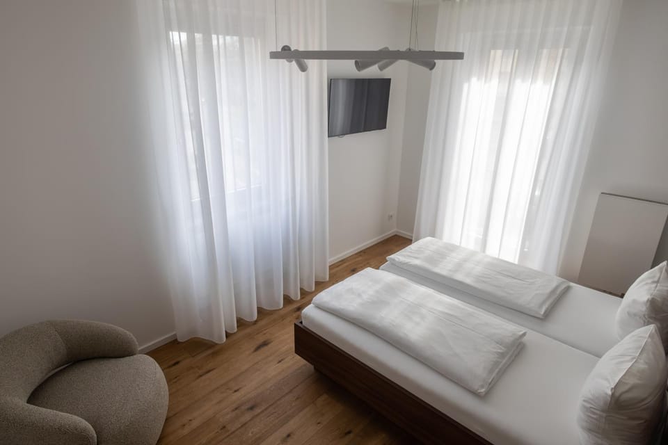 Bed, TV and multimedia, Bedroom