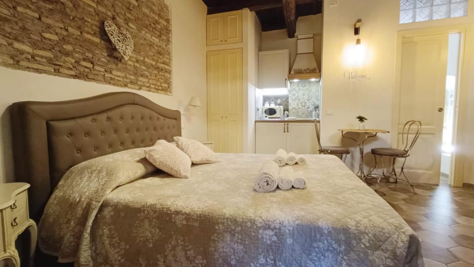 Bedroom, towels