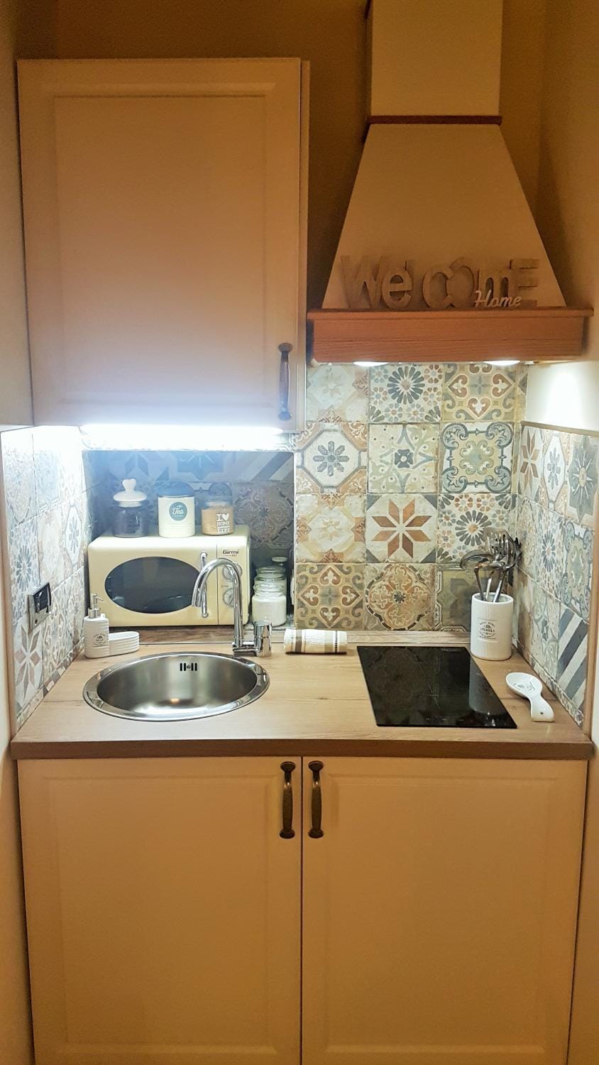 Kitchen or kitchenette, microwave, stove