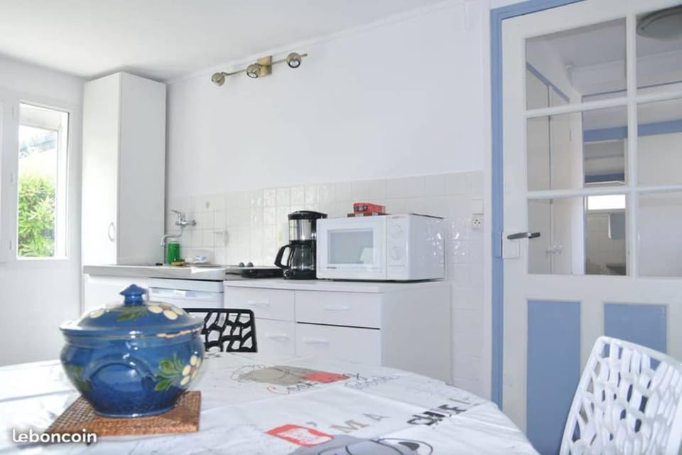 Coffee/tea facilities, Kitchen or kitchenette, Dining area