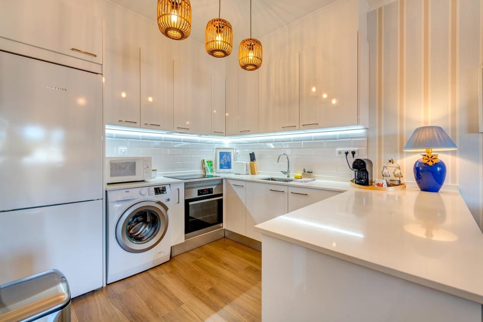 Coffee/tea facilities, Kitchen or kitchenette, oven, stove, toaster, washing machine