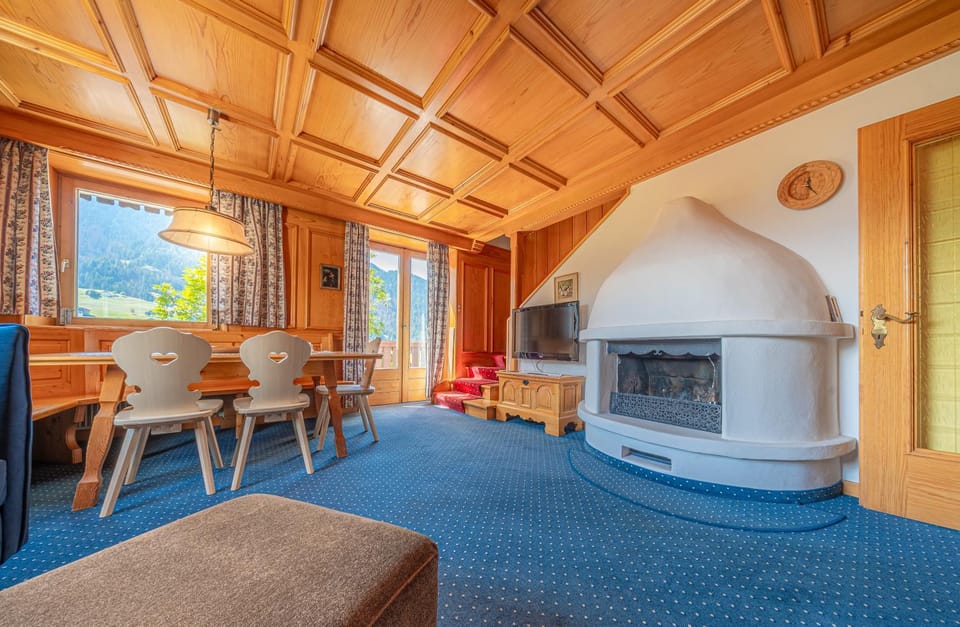 Communal lounge/ TV room, TV and multimedia, Dining area, flat iron