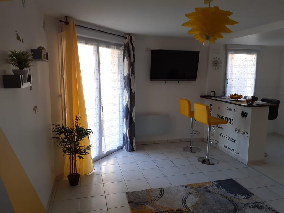 Communal lounge/ TV room, TV and multimedia, Living room