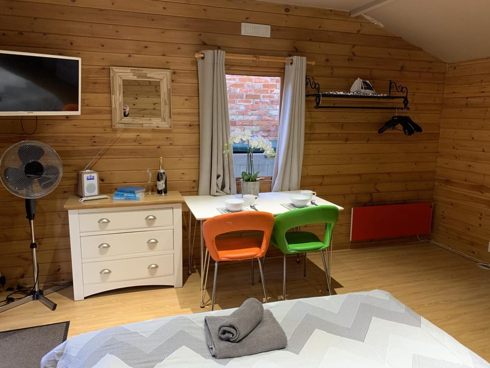 TV and multimedia, Seating area, Dining area