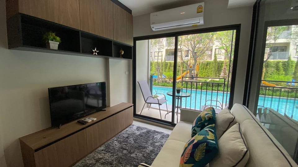 TV and multimedia, Living room, Pool view