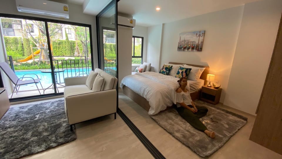 Photo of the whole room, Pool view