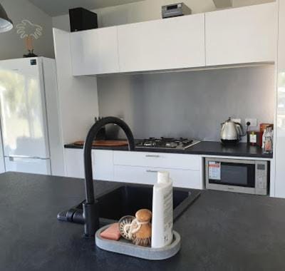 Coffee/tea facilities, Kitchen or kitchenette, Dining area