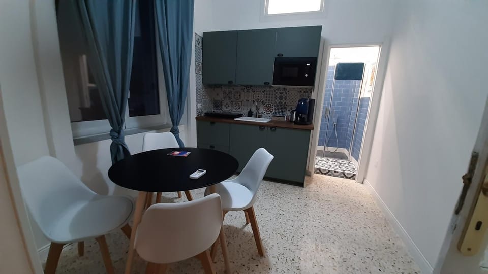 Kitchen or kitchenette, Dining area