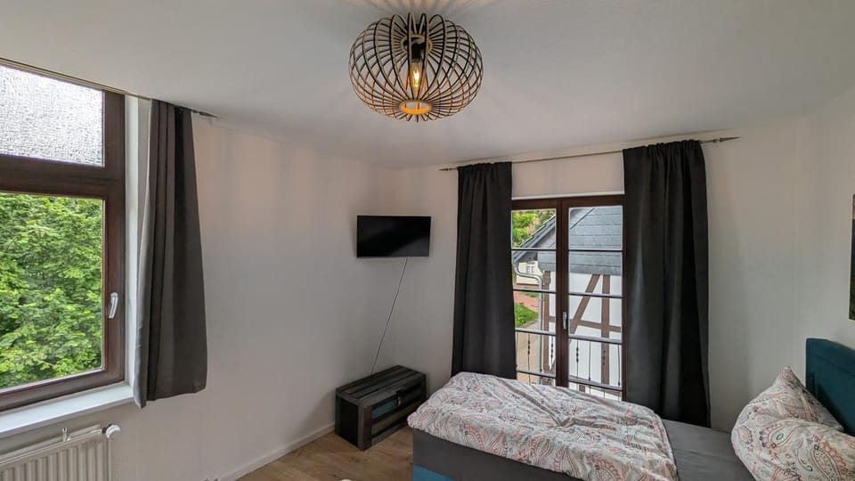 Bed, TV and multimedia, View (from property/room), Bedroom