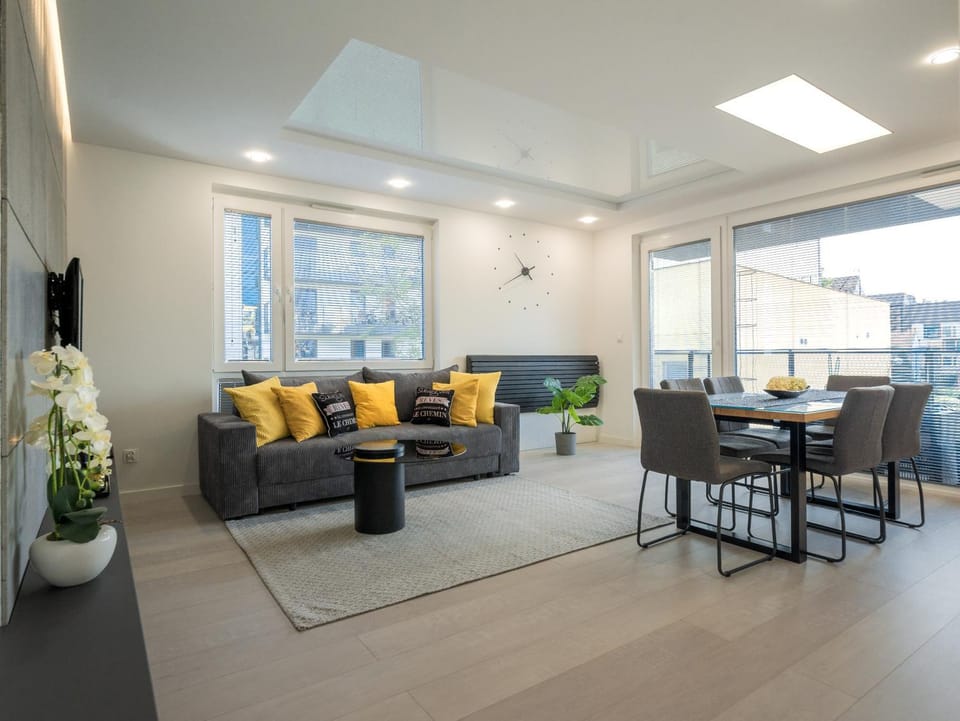 TV and multimedia, Coffee/tea facilities, Balcony/Terrace, Kitchen or kitchenette, Living room, Seating area, Dining area