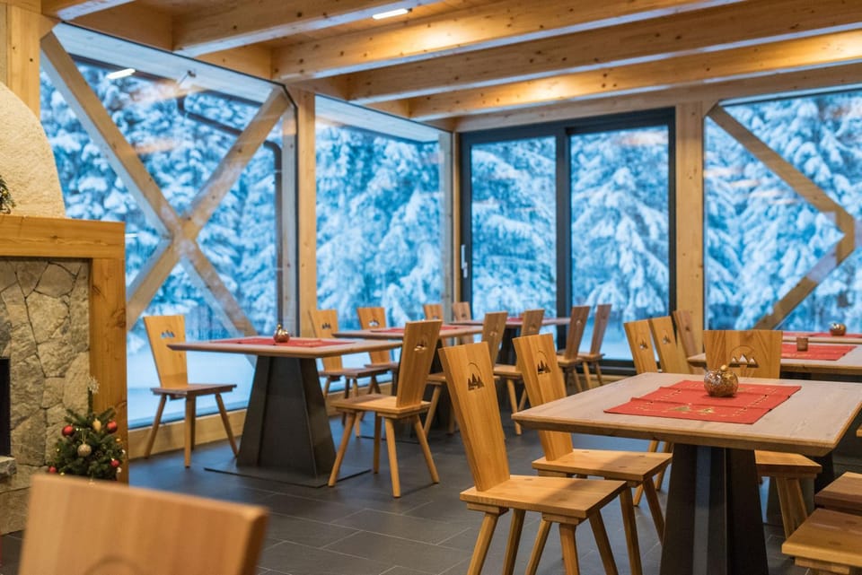 Restaurant/places to eat, Lounge or bar