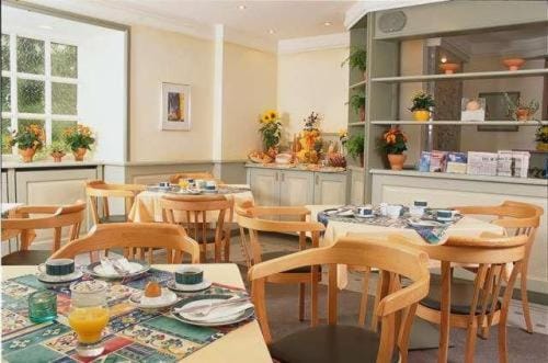 Restaurant/places to eat, Restaurant/places to eat, Buffet breakfast