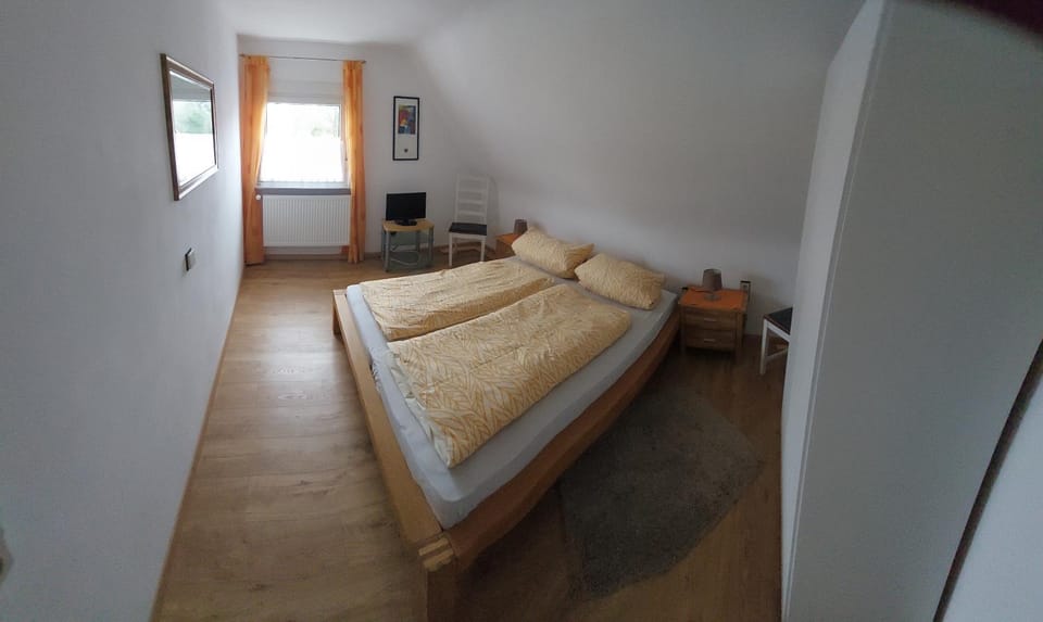 TV and multimedia, Photo of the whole room, Bedroom