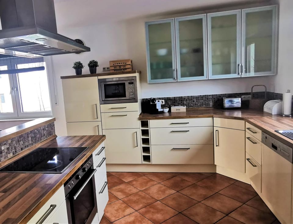Kitchen or kitchenette, Communal kitchen