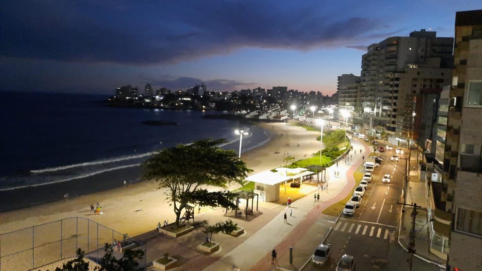 Apartamento FRENTE PARA 0 MAR - PÉ NA AREIA - 3 SUITES COM AR CONDICIONADO, 2- VAGAS PARA CARROS MÉDIOS OU PICK UP E CARRO PEQUENO - FINAMENTE DECORADO - PRAIA DO MORRO-INTERNET -WI-FI -TV COM SERVIÇOS DE DISNEY PARAMOUNT-MAX-ROUPA DE CAMA 2 X CASAIS Apartment in Guarapari
