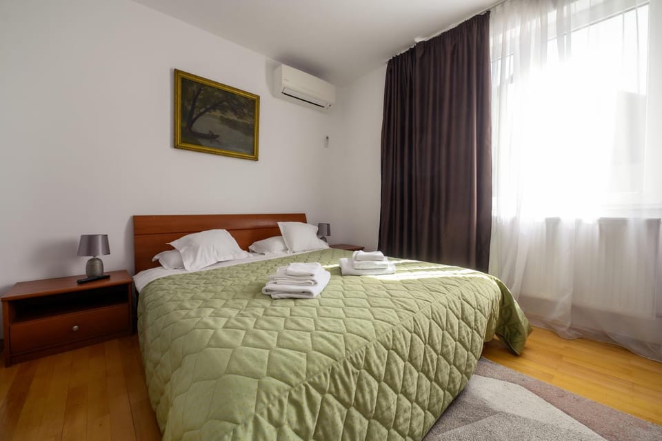 Bedroom, towels, air conditioner