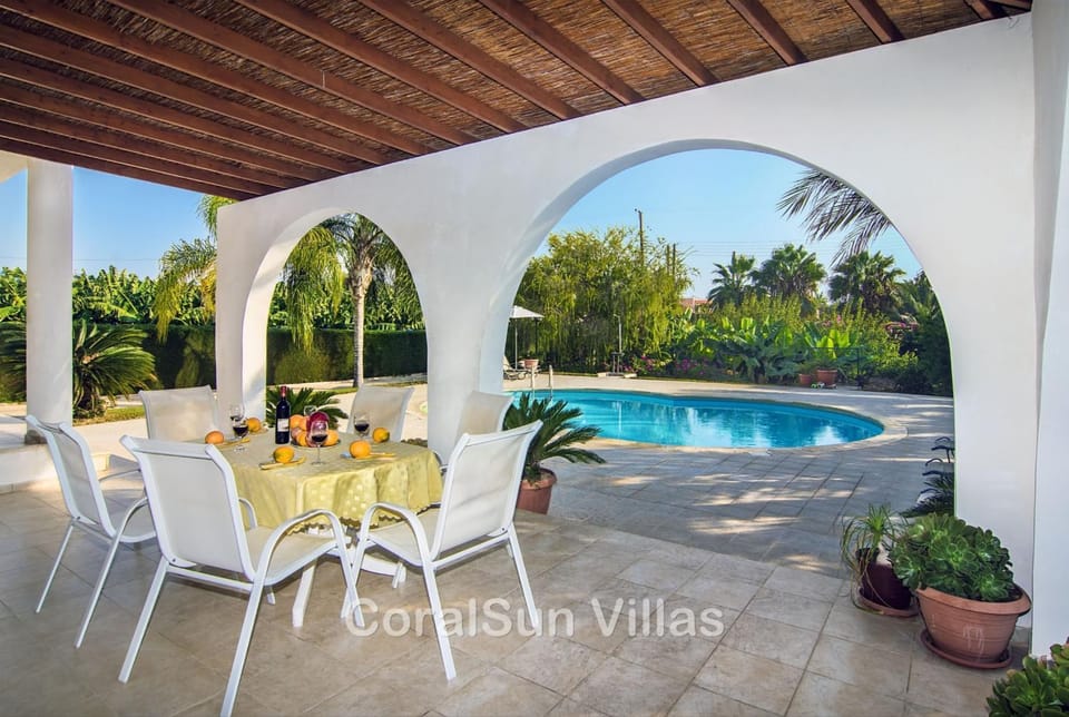 MAGIC CORAL VILLA 304 by Coral Sun Villa com Villa in Peyia