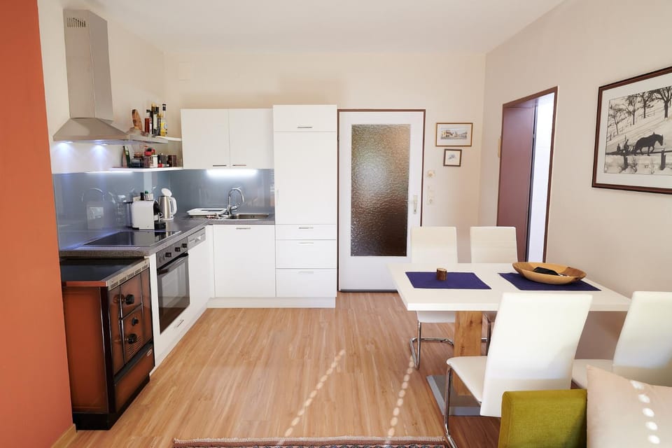 Coffee/tea facilities, Kitchen or kitchenette, Seating area, Dining area