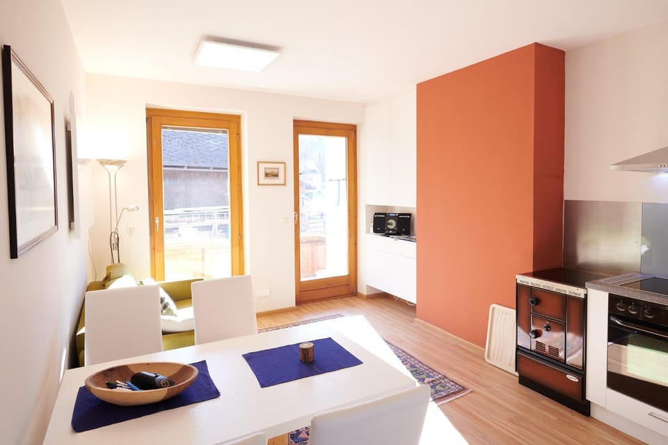 Kitchen or kitchenette, Living room, Seating area, Dining area