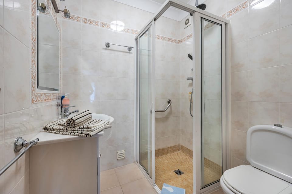 Shower, Toilet