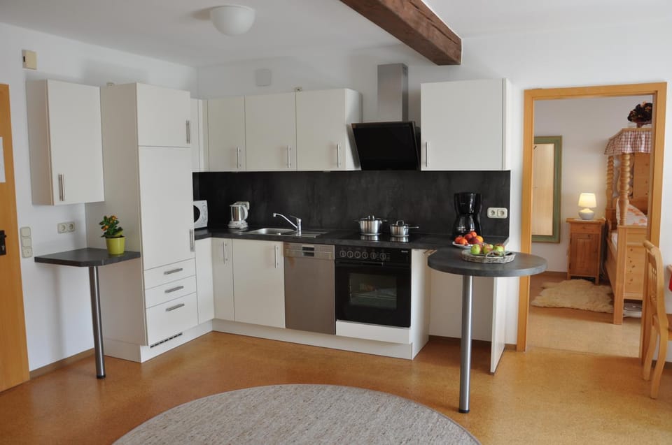 Coffee/tea facilities, Kitchen or kitchenette, Dining area, dishwasher, pet friendly, stove