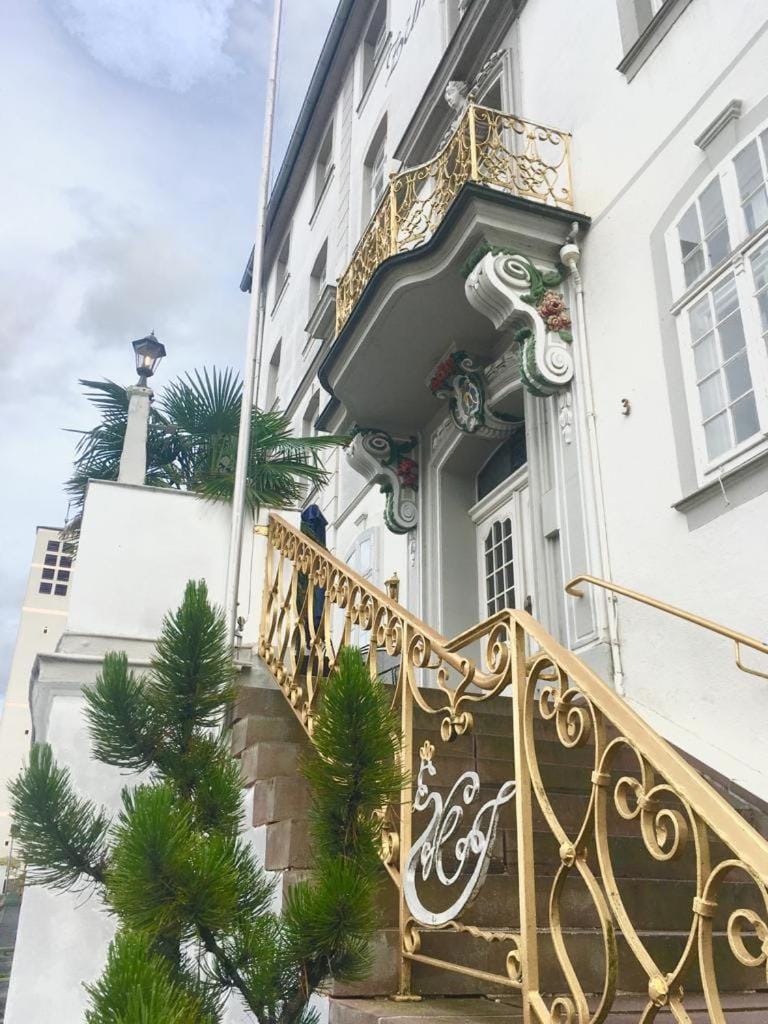 Property building, Facade/entrance, Balcony/Terrace