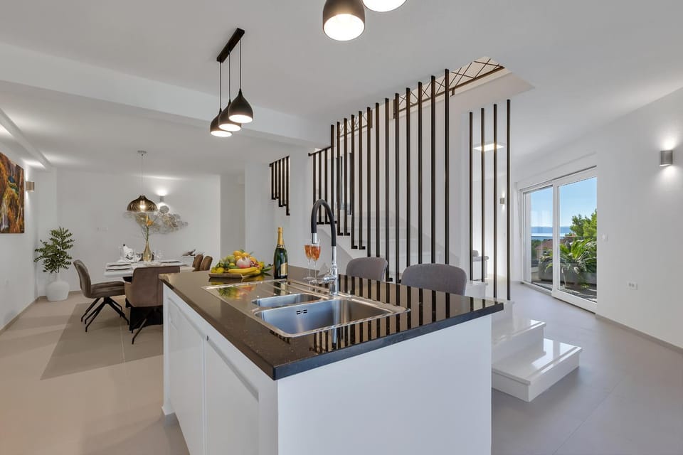 Kitchen or kitchenette, Food and drinks, Dining area, Food