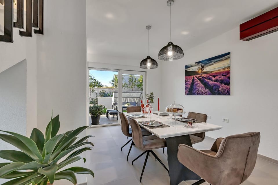 Day, Seating area, Dining area, Time of day
