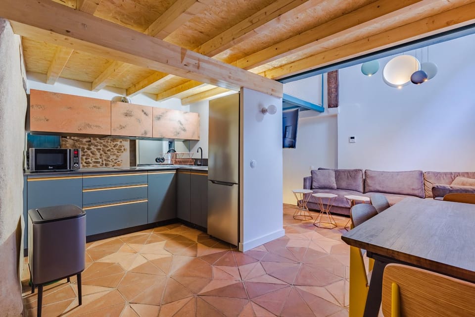 Kitchen or kitchenette, Living room, Seating area, Dining area, stove