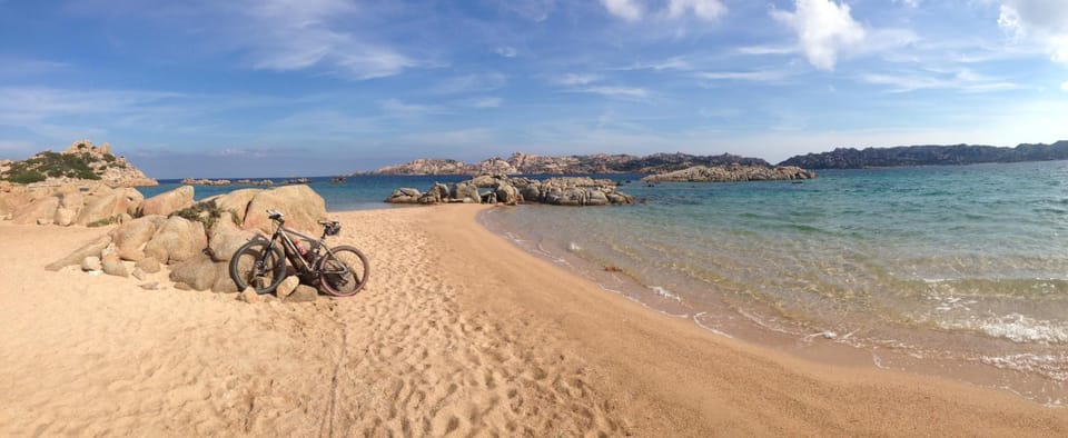 A Punta Tegge il mare la spiaggia il tramonto House in Sardinia