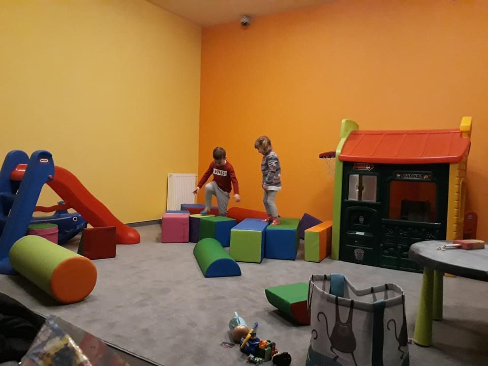 Kids's club, children