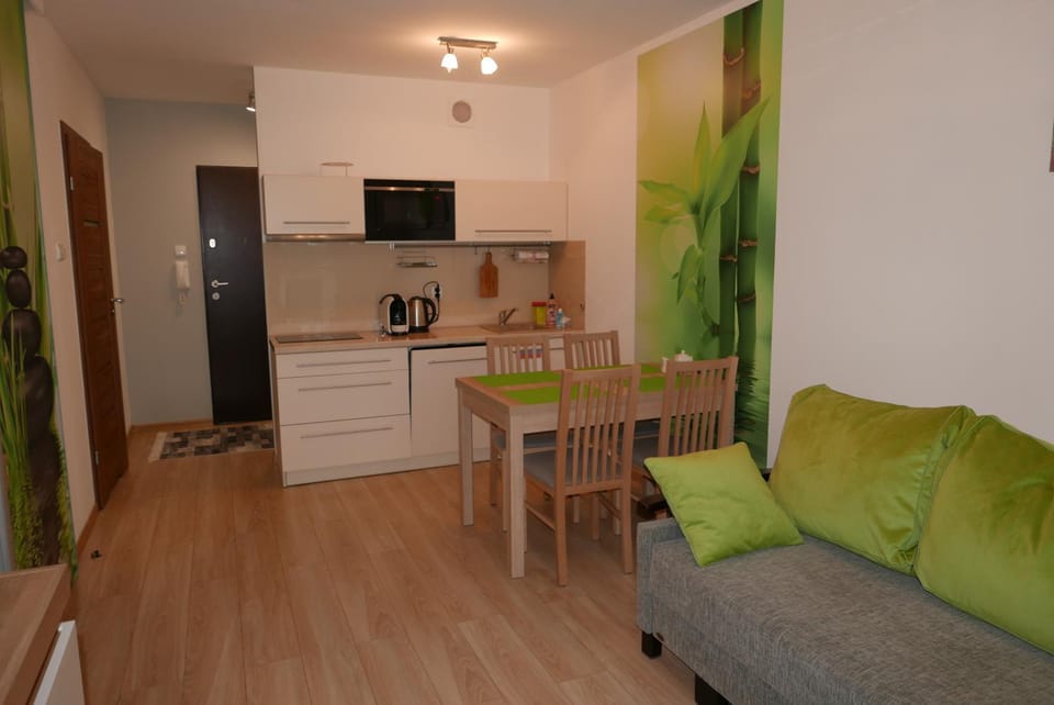 Kitchen or kitchenette, Living room, Seating area, Dining area