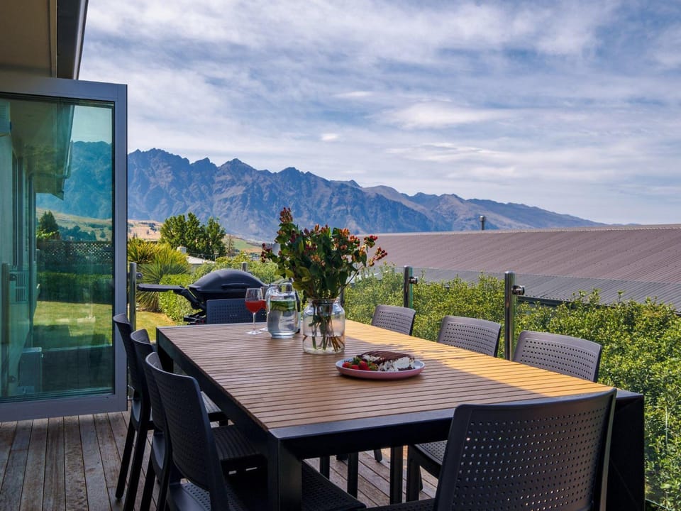 BBQ facilities, Balcony/Terrace, Mountain view