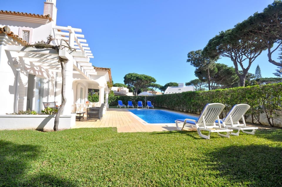 Swimming pool, sunbed