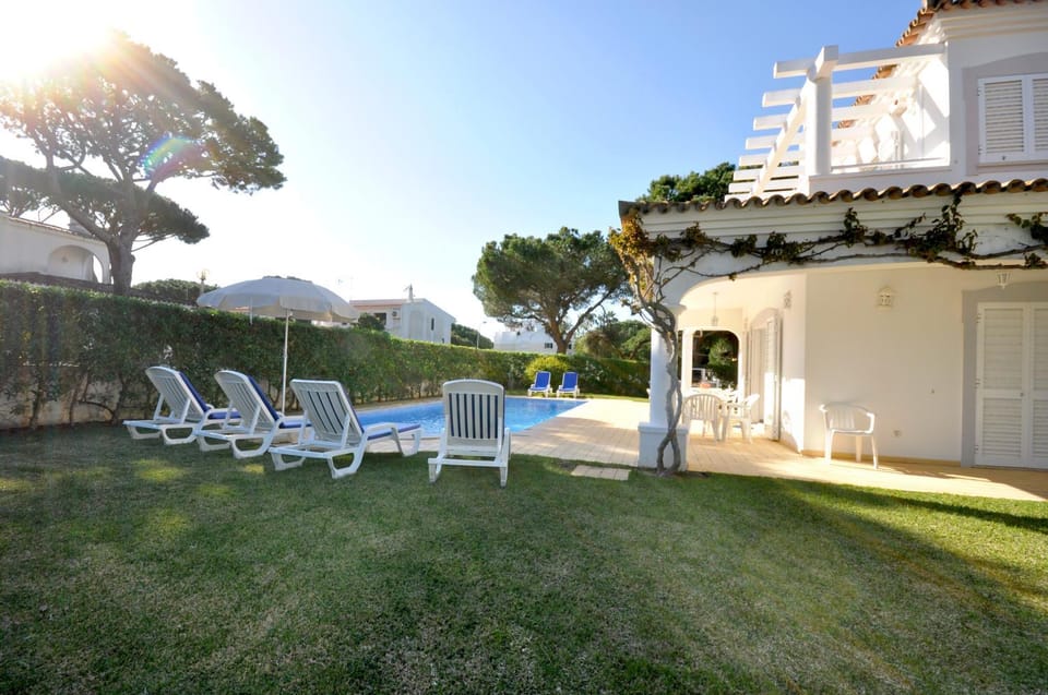 Patio, Swimming pool, sunbed