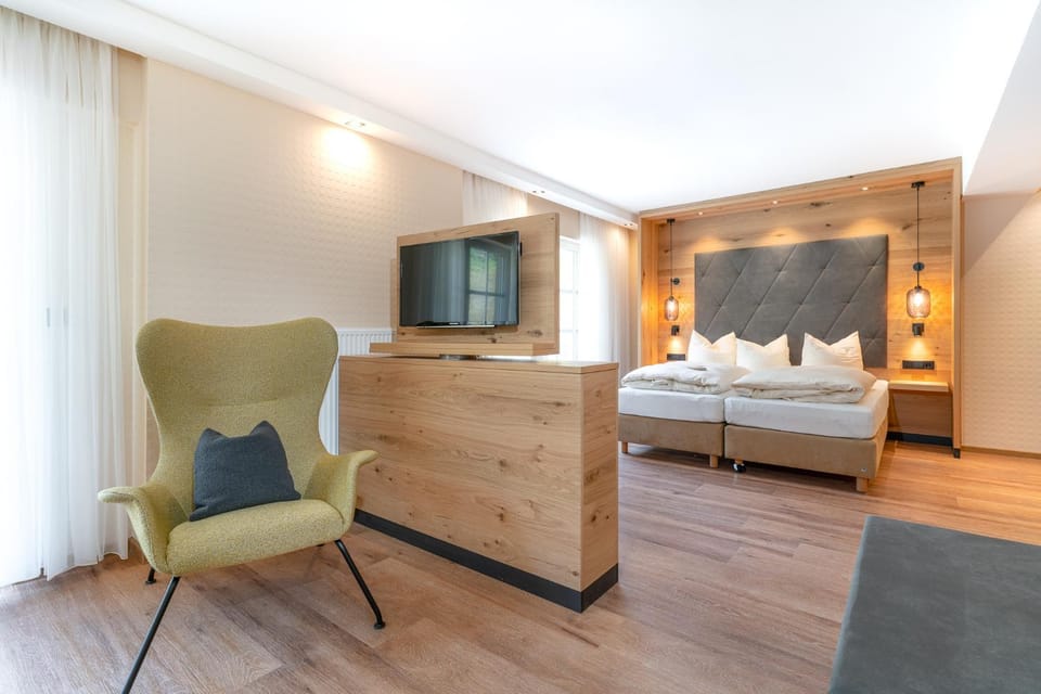Bed, Photo of the whole room, Seating area, Bedroom