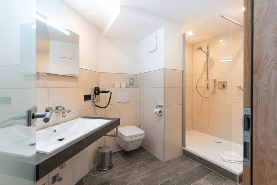 Shower, Toilet, Bathroom, towels