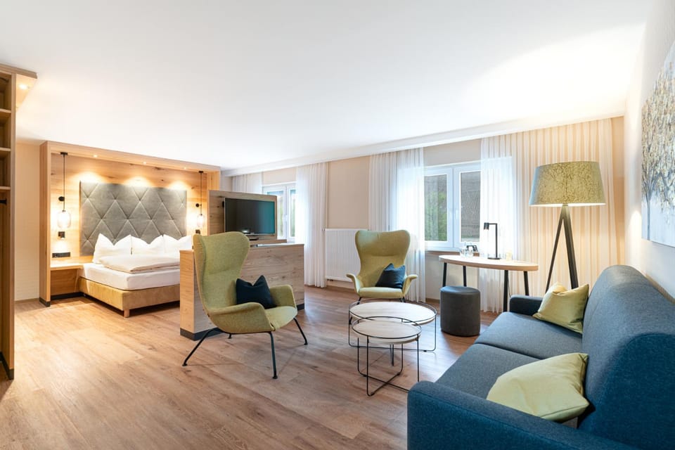 Bed, Photo of the whole room, Seating area, Bedroom