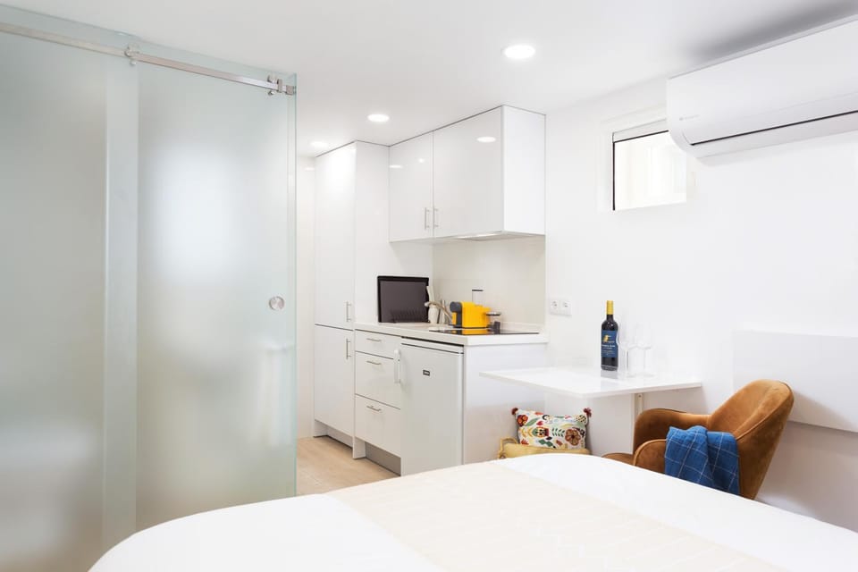 Kitchen or kitchenette, Dining area, stove