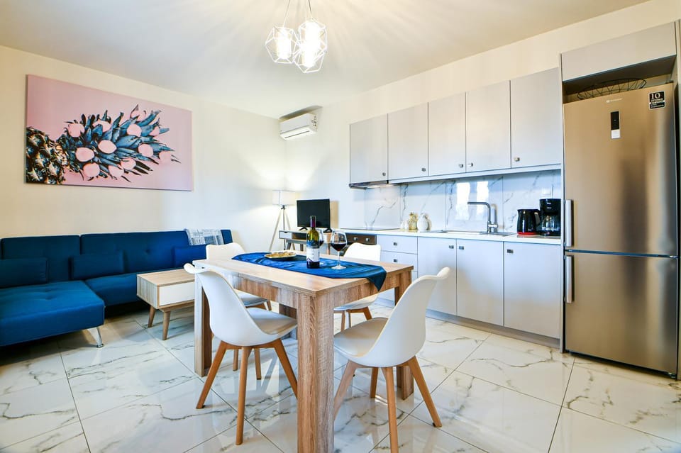 TV and multimedia, Kitchen or kitchenette, Seating area, Dining area