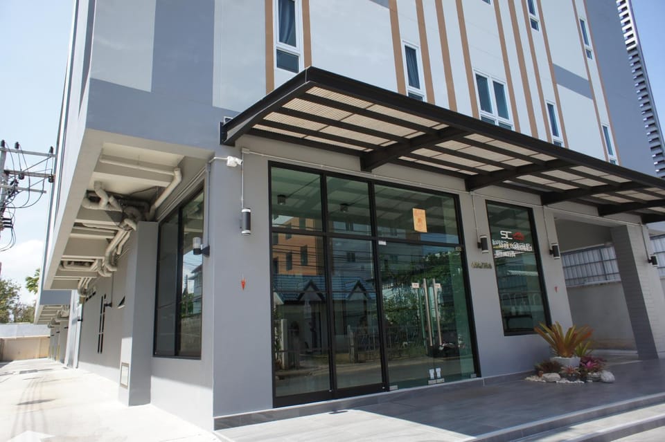 Facade/entrance